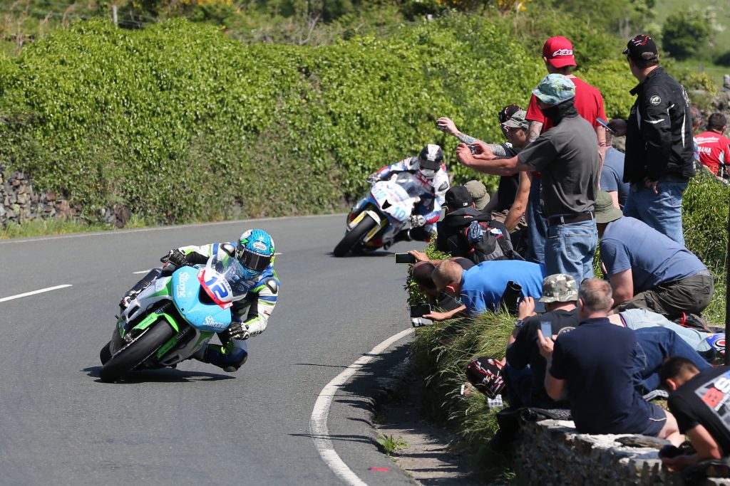 DAVE KNEEN/PACEMAKER PRESS, BELFAST: 06/06/2016: Dean Harrison (Kawasaki - Silicone Engineering) and Conor Cummins (Honda - Valvoline Racing by Padgetts Motorcycles) approaching the Gooseneck during the Monster Energy Supersport TT race.