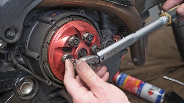 How to - Change clutch plates - Australian Motorcycle News