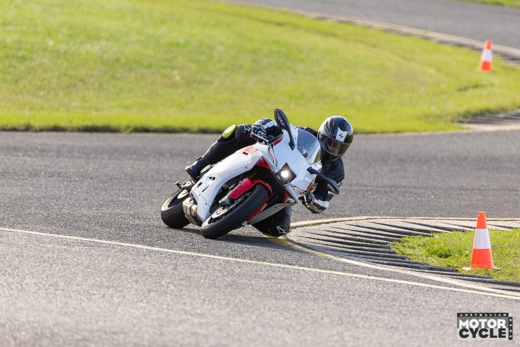 Rt 9 Speed Pattern ROAD & TRACK TEST | Yamaha YZF R9 - Australian Motorcycle News