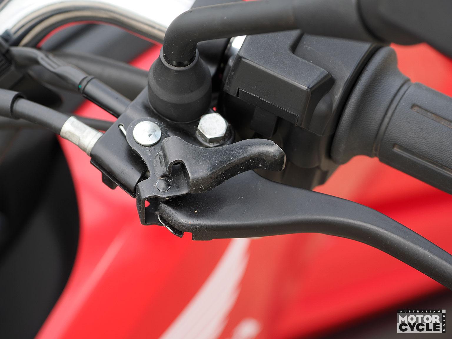 Park-brake-engaged-Honda-Navi-_2013947.j